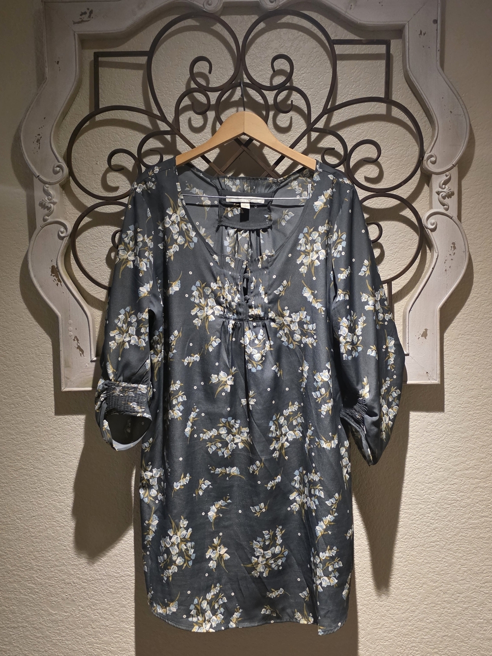 LC Lauren Conrad Slate Gray Floral V-Neck Tunic with Tie